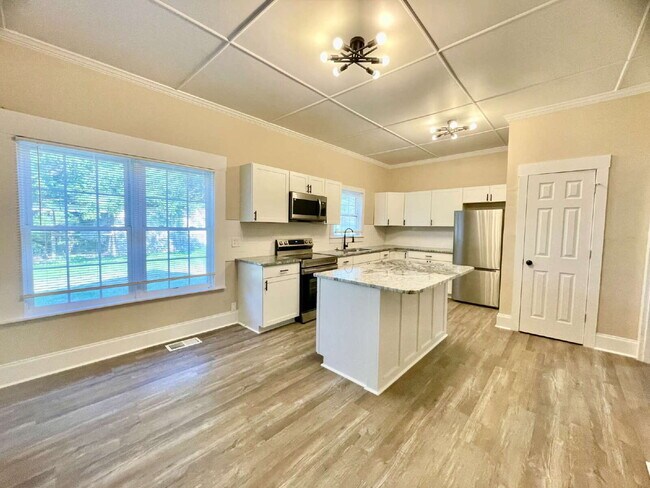 Building Photo - Spacious 4-Bedroom Farmhouse with 2.5 Baths in Raeford!