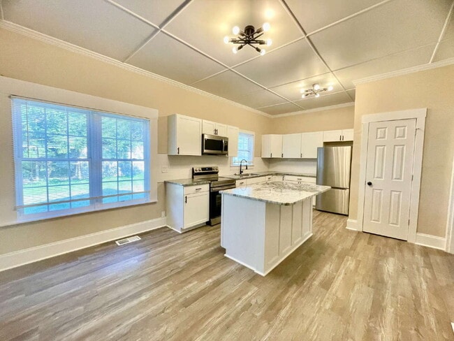 Building Photo - Spacious Newly Renovated 4-Bedroom Farmhou...