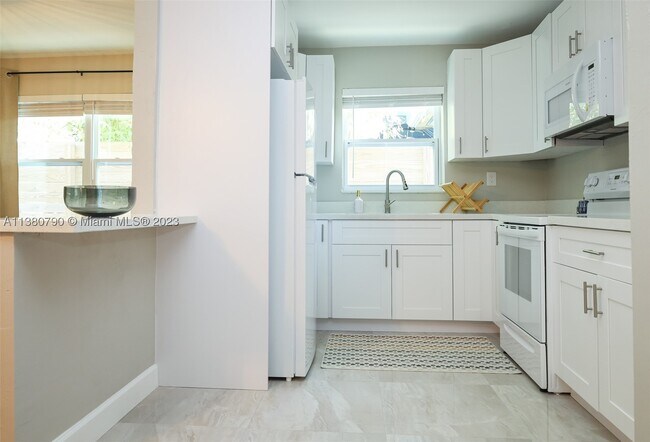 Building Photo - 2761 SW 33rd Ct