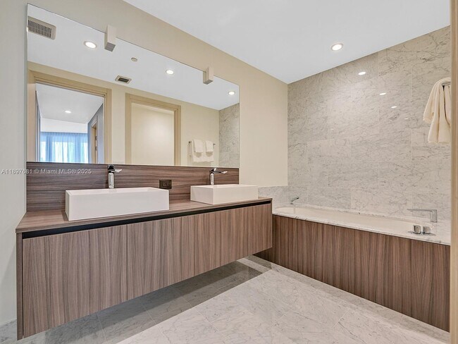 Building Photo - 1000 Brickell Plaza