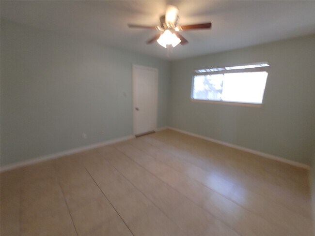 Building Photo - 633 Mosswood Dr