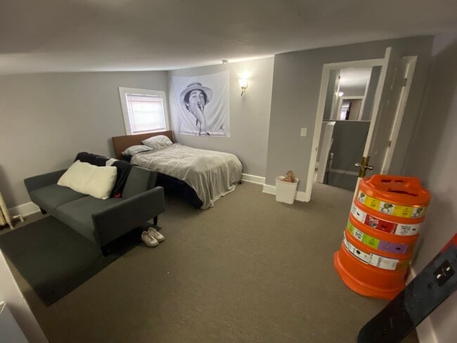 Building Photo - 7 bedroom/ 3bath Mins. from UC + Med Campu...