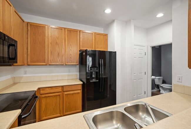 Building Photo - Cute 2bd, 2.5ba Townhome Across from Cotto...