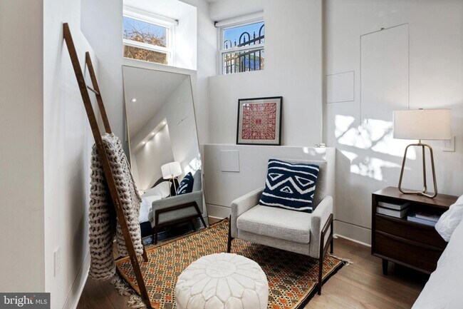 Building Photo - Logan Circle Beauty with PARKING
