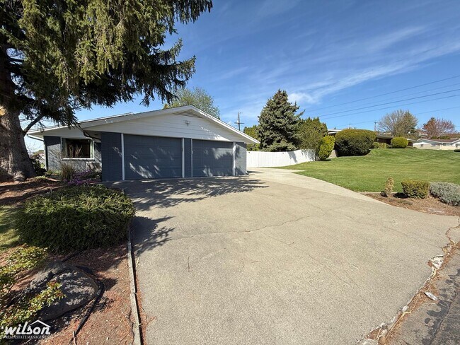 Building Photo - 4TH OF JULY MOVE IN SPECIAL!! Beautiful Fu...