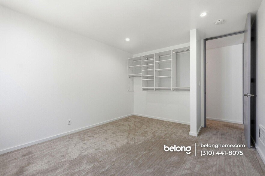 Building Photo - 5950 Canterbury Dr