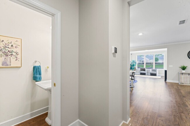 Building Photo - **LIKE-NEW UPGRADED HOME WITH FENCED YARD ...