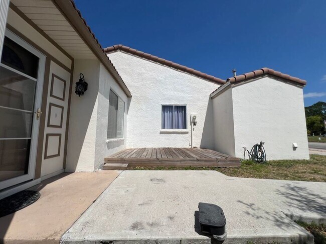 Building Photo - 151 Mariposa