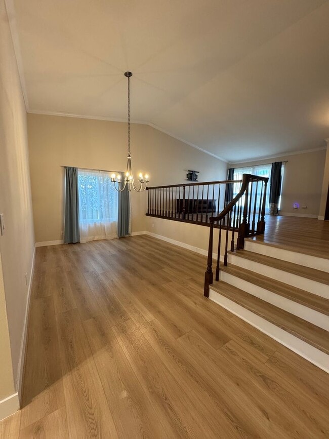 Building Photo - Charming Cul de Sac Home with Spacious Yard and Renovated Interior