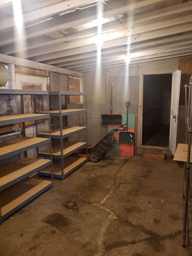 Building Photo - 3B1BA home, 956sqft, available 1/8/2027, large partially fenced yard, 2 shop spaces, carport and ...