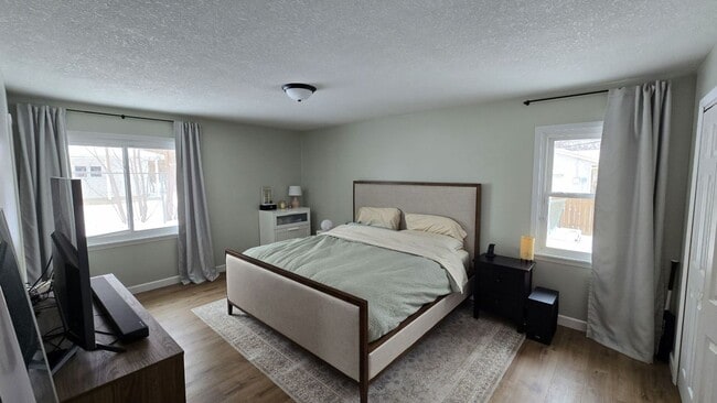 Building Photo - Charming & Spacious Home for Rent in Crystal!