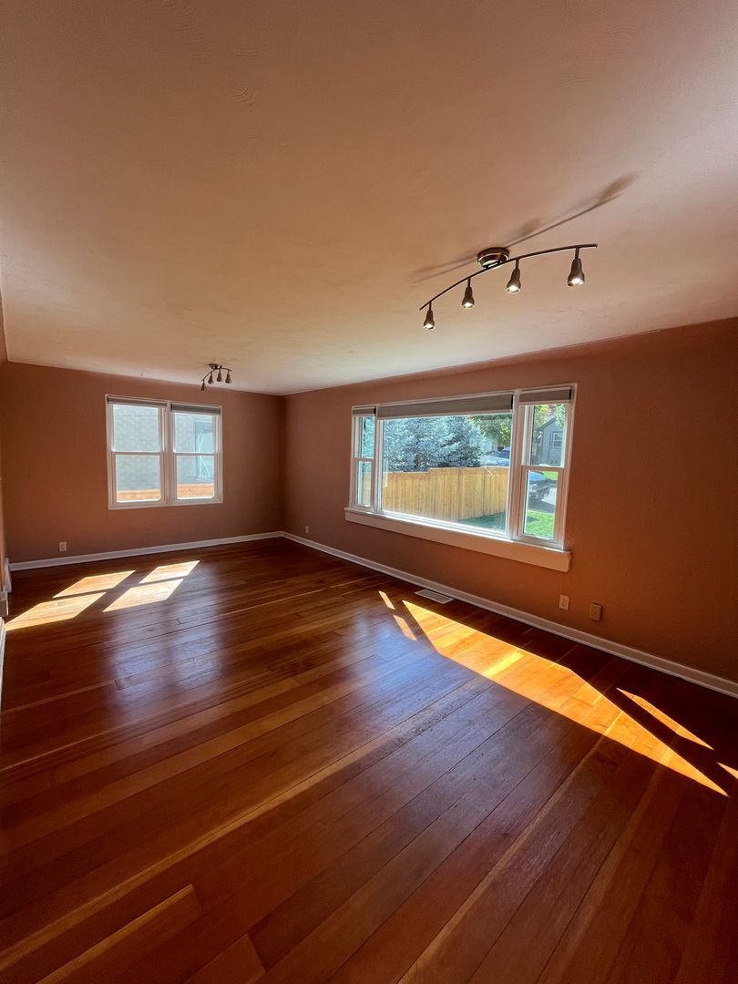 Building Photo - 934 8th St