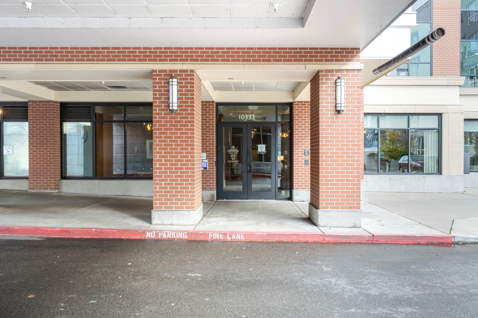 Building Photo - 10333 Main St