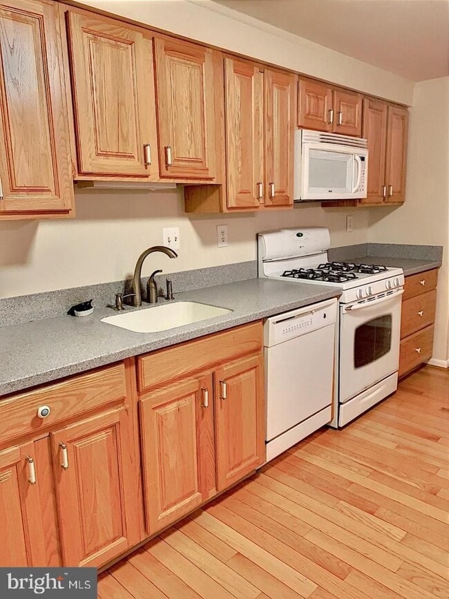 Building Photo - Welcome to this beautifully maintained brick end residence in the heart of Falls Church, where co...