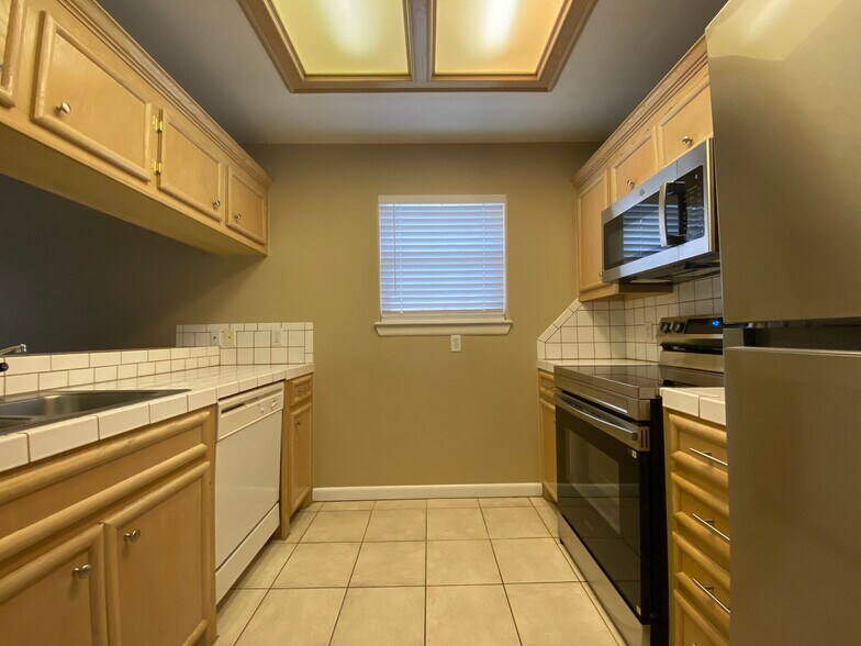 Building Photo - 1209 Swallow Ave