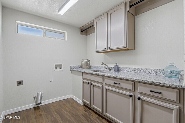 Building Photo - 3121 Tierra Paola Ln