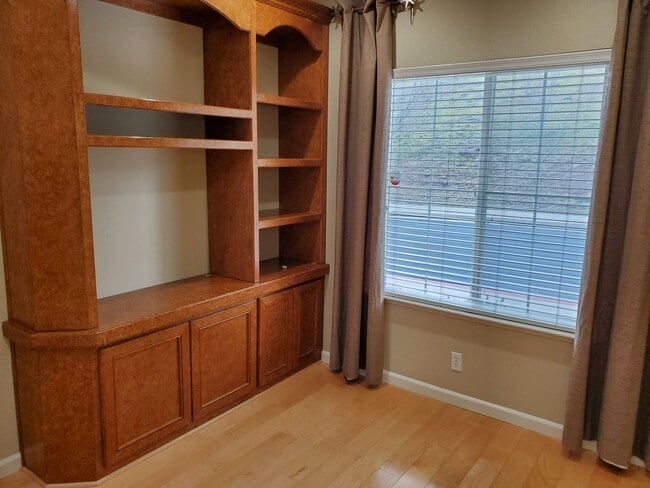 Building Photo - Huge 2 Bedroom House with separate Office ...