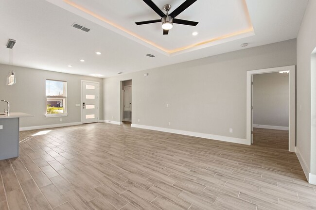 Building Photo - 123 Tulip Ln