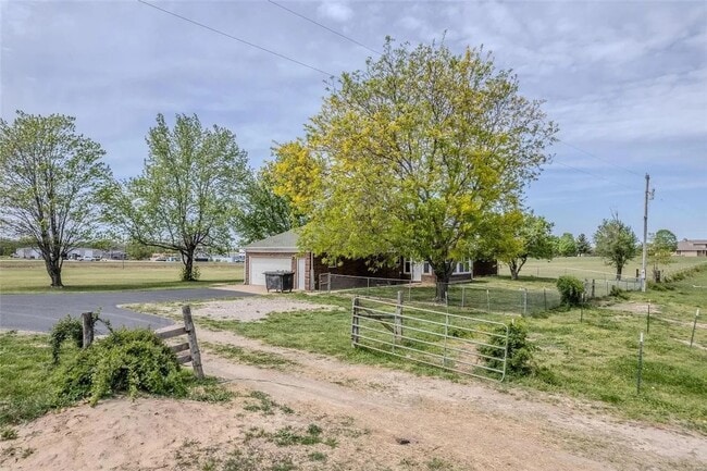 Building Photo - 3 Bedroom 2 Bathroom Home & 21 Acre Lot for rent.