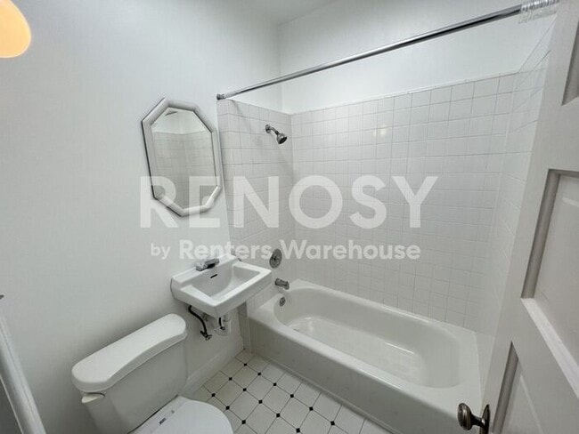 Building Photo - Charming 1 Bed / 1 Bath Duplex with basement Near Washington Park – Available Now!