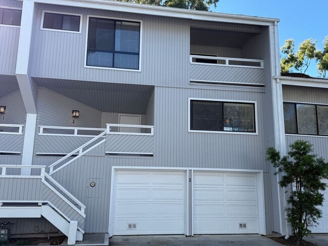 Building Photo - Newport Crest 2 Bedroom Townhouse / Newport Beach