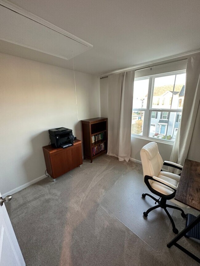 Building Photo - FULLY FURNISHED like-new Townhouse w/ Garage