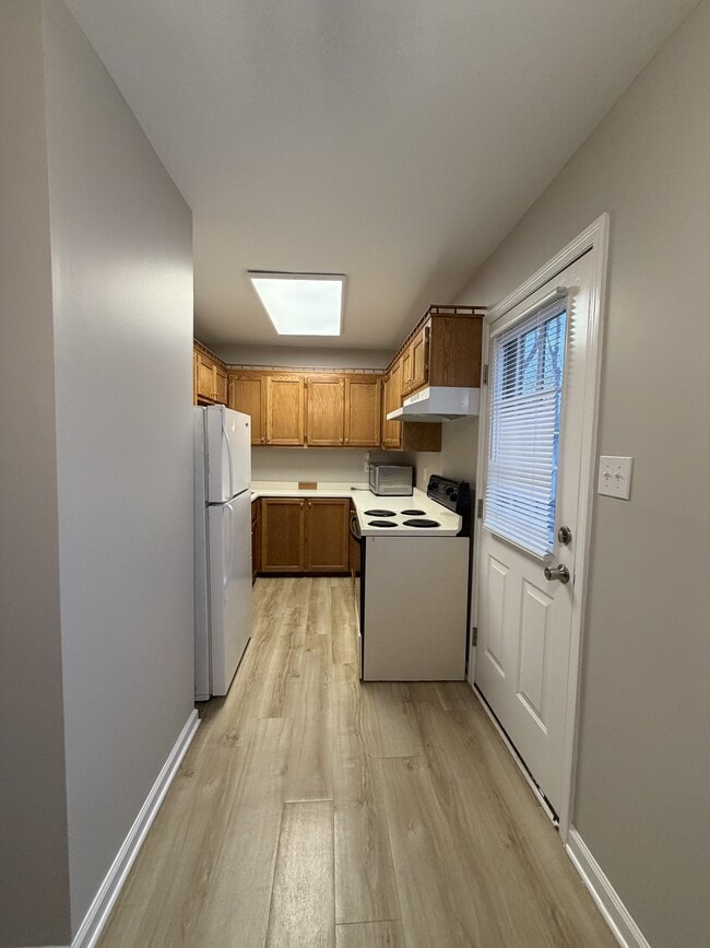 Building Photo - 305 Lake St