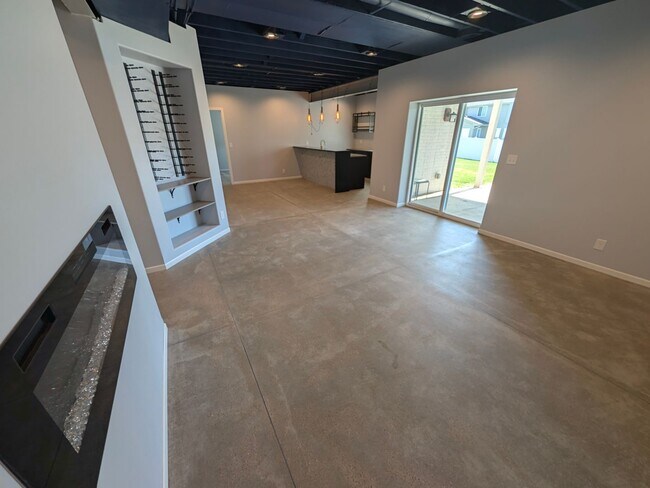 Building Photo - 5011 Clearwater Dr