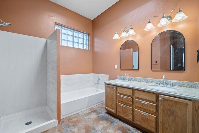 Building Photo - Santa Fe Home in Silverado Hills with Pool!