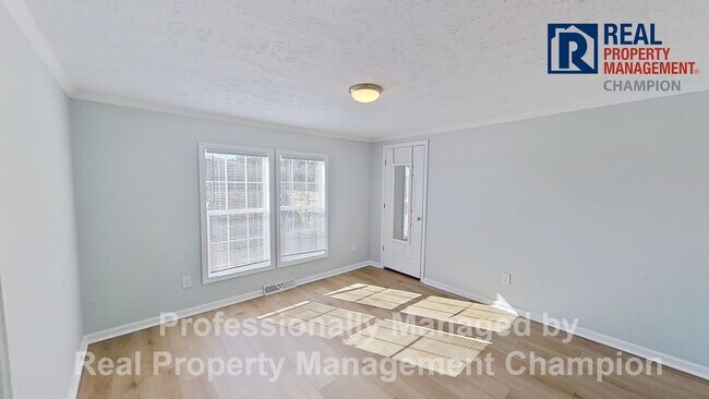 Building Photo - Spacious 3 BD/2.5 BA Home w/New Flooring and Fresh Paint