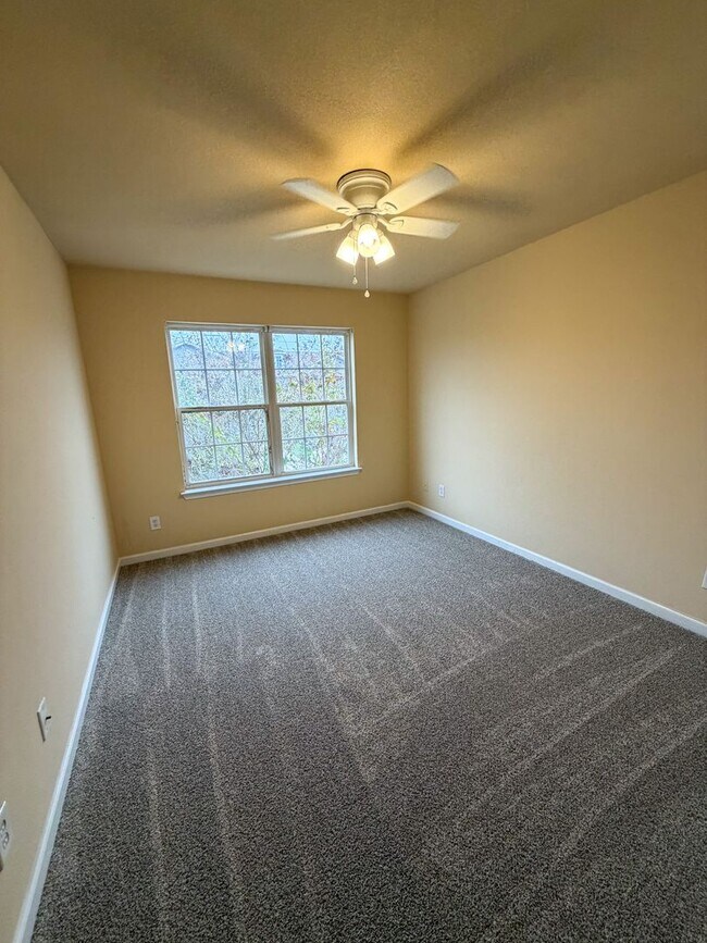 Building Photo - 150 Iron Horse Dr E