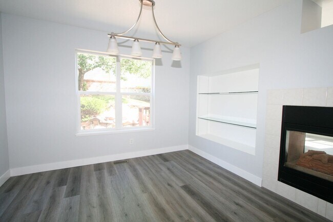 Building Photo - Desired End Unit Townhouse Available!