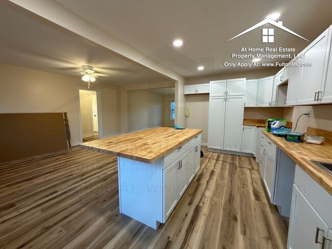 Building Photo - 703 W 7th St