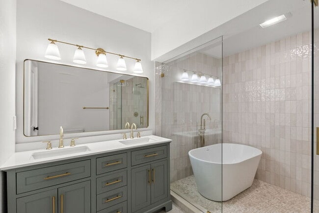 Building Photo - NEWLY RENOVATED Home For Rent in St Pete!