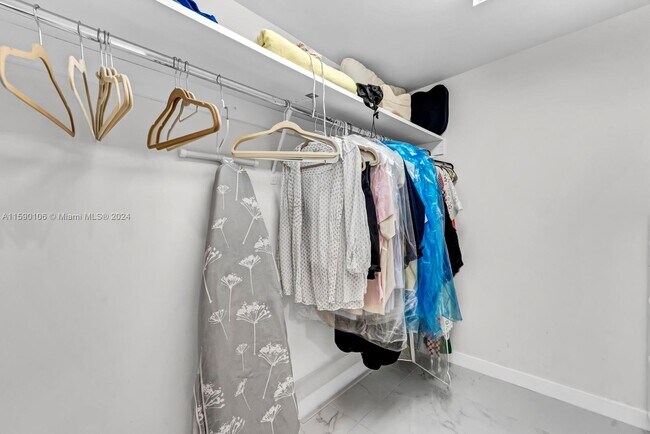 Building Photo - 1121 Crandon Blvd