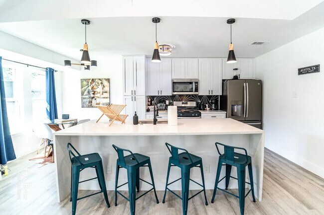 Building Photo - Experience Elevated Living in North Austin – Fully Furnished & Move-In Ready