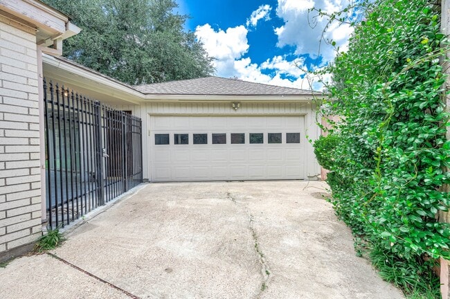 Building Photo - 12302 Piping Rock Dr