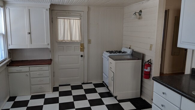 Building Photo - 3 bedroom home in Iowa City's Northside Neighborhood