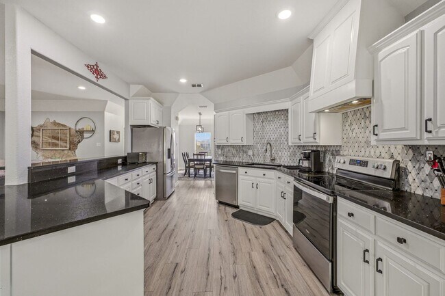 Building Photo - Beautiful large 3 bedroom home