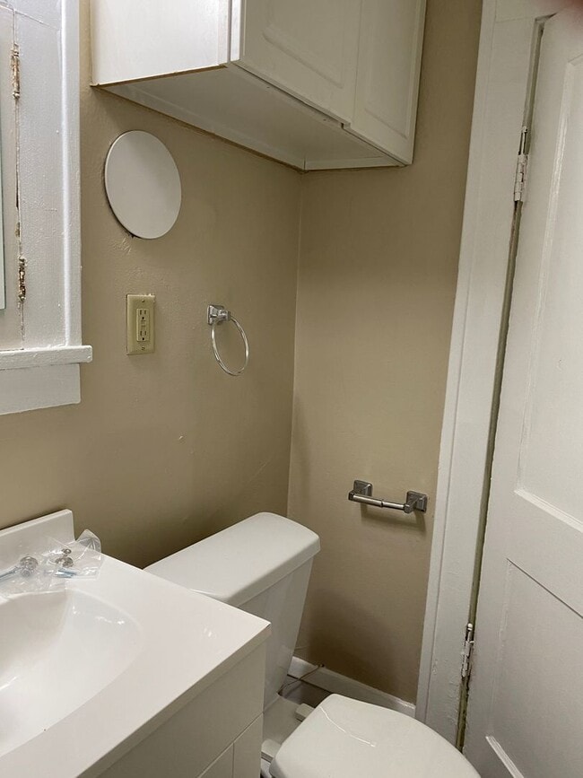 Building Photo - Charming 2 Bedroom Upper-Level Duplex on B...