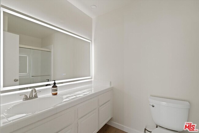 Building Photo - 429 N Oakhurst Dr