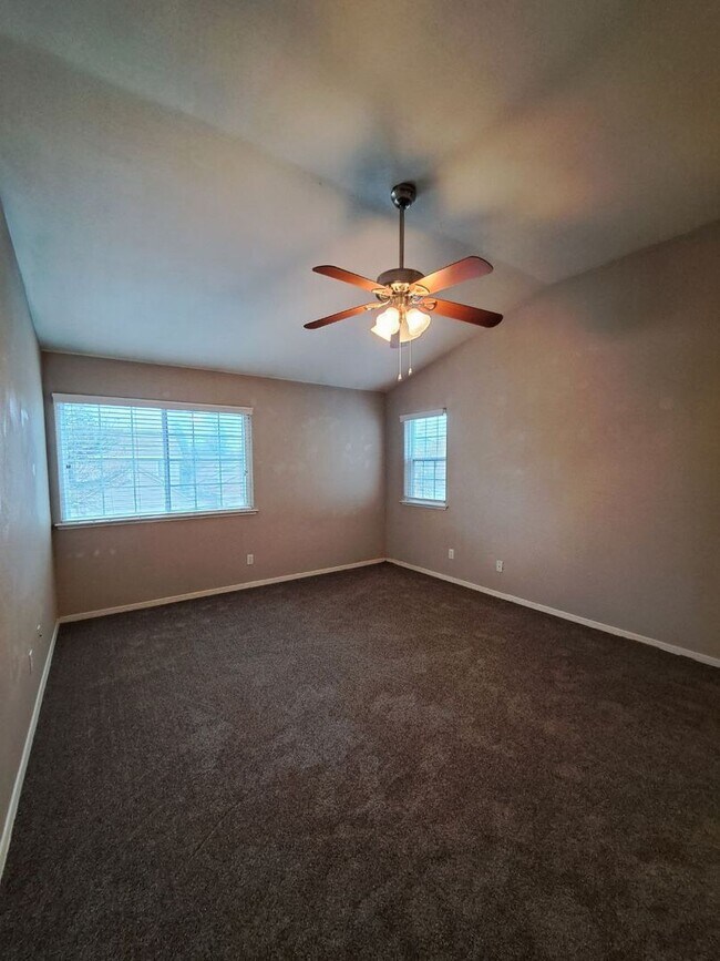 Building Photo - Comfortable 3BR Two-Story Home in Secure Fresno Community!