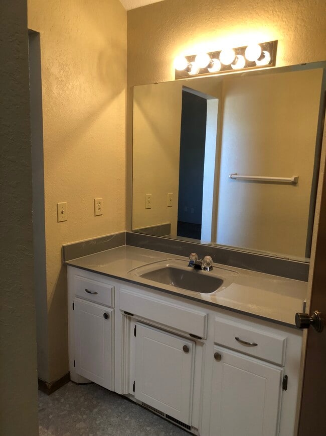 Building Photo - 5225 SE 82nd St