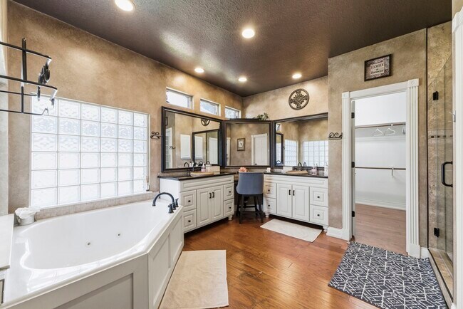 Building Photo - 11823 Canyon Mills Dr