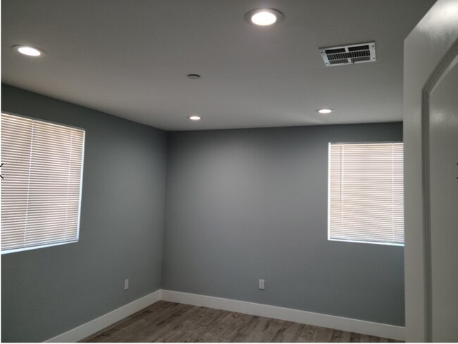 Building Photo - 33(1635)