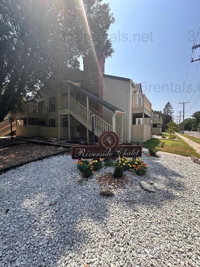 Building Photo - $1250 - 3 room 2 bath - Apartment located in Riverside