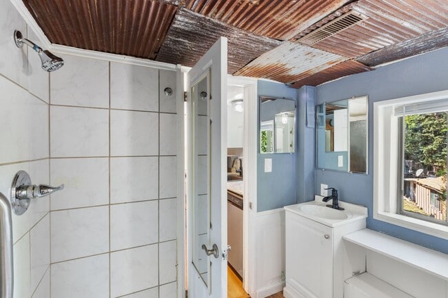 Building Photo - 135 S Path