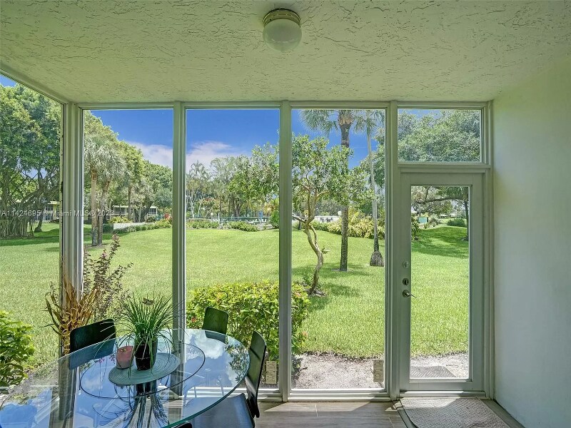 Building Photo - 500 Oaks Ln