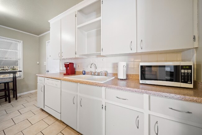 Building Photo - 1206 Oakwood Dr