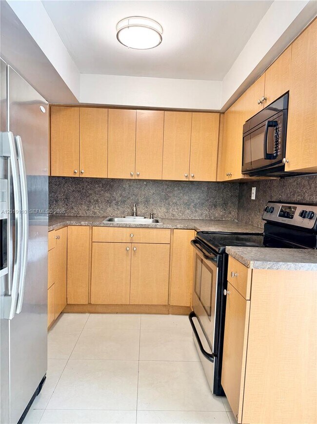 Building Photo - 671 W 80th St